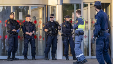 KRISTIANSTAD 2026-05-09  
Polis på plats och bevakar entrén till akuten på CSK - Centralsjukhuset i Kristianstad - efter en knivskärning på Östra Storgatan i Kristianstad på lördagskvällen. Vid 20-tiden meddelade polisen att den knivskadade mannen avlidit av sina skador.
Foto: Johan Nilsson / TT / Kod 50090