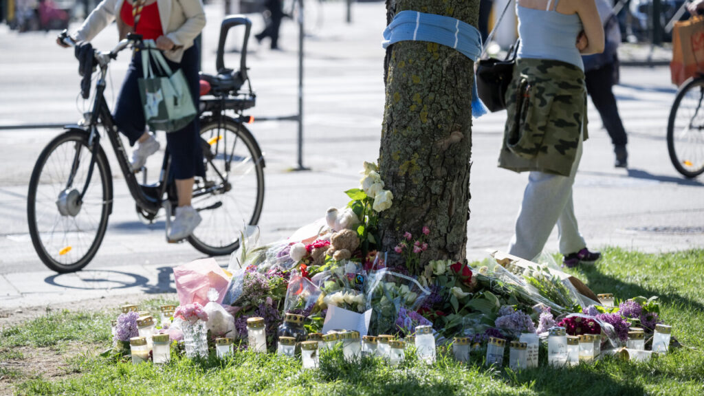 MALMÖ 2026-05-25
Blommor och ljus på minnesplatsen för den 15-åriga flicka som dog när hon blev påkörd av en bil på ett övergångsställe i korsningen Södra Förstadsgatan/Carl Gustafs väg i Malmö på måndagen. Föraren av personbilen misstänks för grovt vållande till annans död.
Foto: Johan Nilsson / TT / Kod 50090