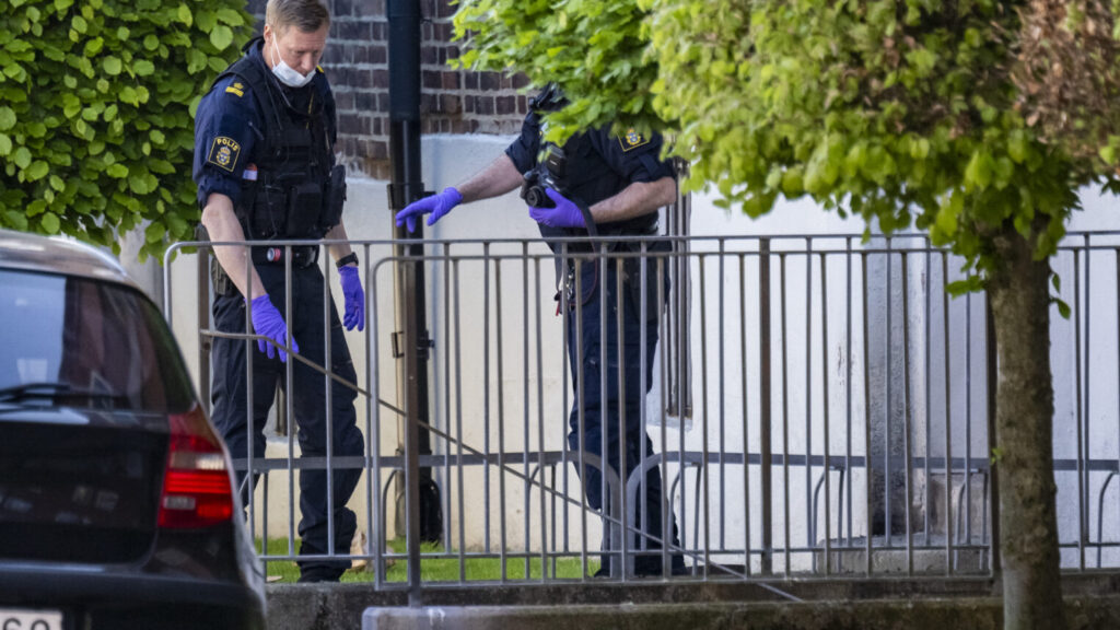 LANDSKRONA
2026-05-19
Sot och skador på en port där kriminaltekniker arbetar innanför polisens avspärrningar på Tranegatan i Landskrona på tisdagsförmiddagen efter larm om en explosion vid ett flerfamiljshus.
Foto: Johan Nilsson / TT / Kod 50090