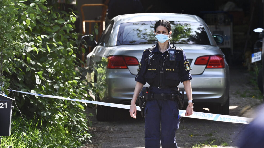 STOCKHOLM, SVERIGE 20260523
Polisens kriminaltekniker arbetar i området där tre personer har skottskadats vid en villa i Älvsjö. Två personer har lindrigare skador, medan en initialt bedöms vara allvarligare skadad. En misstänkt är gripen och ett arbete pågår för att ta reda på mer om vad som hänt.
Foto: Claudio Bresciani / TT / Kod 10090
***OBS: Nummer på brevlåda synligt och registreringsskylt synligt samt identifierbar miljö***