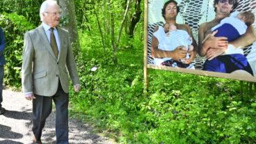BORGHOLM, SVERIGE 20260516
Kung Carl Gustaf när kungaparet inviger jubileumsutställningen som fylls med Kungafamiljens privata foton från Solliden i Stenpartiet i slottsparken vid Sollidens Slott på Öland.
Bild: Kung Carl XVI Gustaf med Kronprinsessan Victoria och Tord Magnusson, Prinsessan Christinas make, med sonen Oscar Magnusson, 1977. Foto: Privat.
Foto: Jonas Ekströmer / TT / Kod 10030