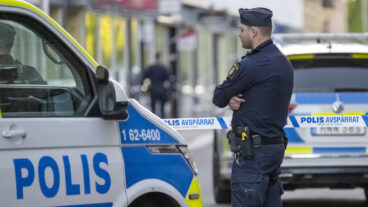 KRISTIANSTAD 2026-05-09  
Polis på plats på Östra Storgatan i Kristianstad efter en knivskärning på lördagskvällen. Vid 20-tiden meddelade polisen att den knivskadade mannen avlidit av sina skador.
Foto: Johan Nilsson / TT / Kod 50090