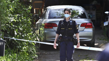 STOCKHOLM, SVERIGE 20260523
Polisens kriminaltekniker arbetar i området där tre personer har skottskadats vid en villa i Älvsjö. Två personer har lindrigare skador, medan en initialt bedöms vara allvarligare skadad. En misstänkt är gripen och ett arbete pågår för att ta reda på mer om vad som hänt.
Foto: Claudio Bresciani / TT / Kod 10090

***OBS: Identifierbar miljö, nummer på brevlåda blurrad och registreringsskylt blurrad***