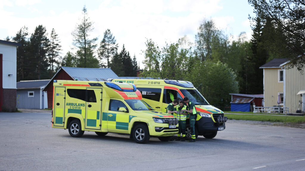 NYÅKER 20260524
Ambulanspersonal på plats när polis och frivilliga från Missing People söker efter en 2-åring som försvann från sitt hem på söndagsförmiddagen i Nyåker.
Foto: Johan Löf / TT / Kod 12037