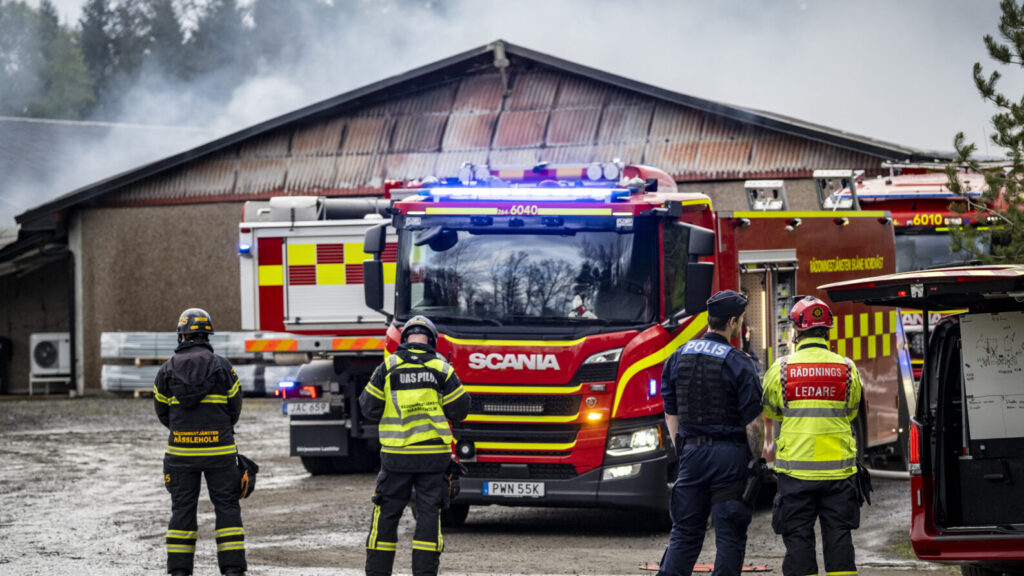 PERSTORP 2026-05-16
Räddningstjänsten och polisen på plats vid en brand i ett hönseri norr om Perstorp på lördagseftermiddagen. Det fanns omkring 48 000 höns i byggnaden, skriver Helsingborgs Dagblad.
Foto: Johan Nilsson / TT / Kod 50090