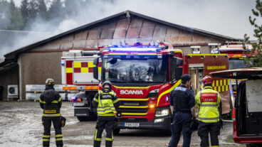 PERSTORP 2026-05-16  
Räddningstjänsten och polisen på plats vid en brand i ett hönseri norr om Perstorp på lördagseftermiddagen. Det fanns omkring 48 000 höns i byggnaden, skriver Helsingborgs Dagblad. 
Foto: Johan Nilsson / TT / Kod 50090