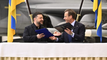 UPPSALA, SVERIGE 20260528
Ukrainas president Volodymyr Zelenskyj (tv) och Sveriges statsminister Ulf Kristersson håller en pressträff om flygsamarbete på Upplands flygflottilj F16 i Uppsala. Sverige skänker 16 Gripenplan till Ukraina. Dessutom ska Ukraina köpa upp till 20 plan av den nya Gripen E/F, enligt regeringen.
Foto: Christine Olsson / TT / Kod 10430