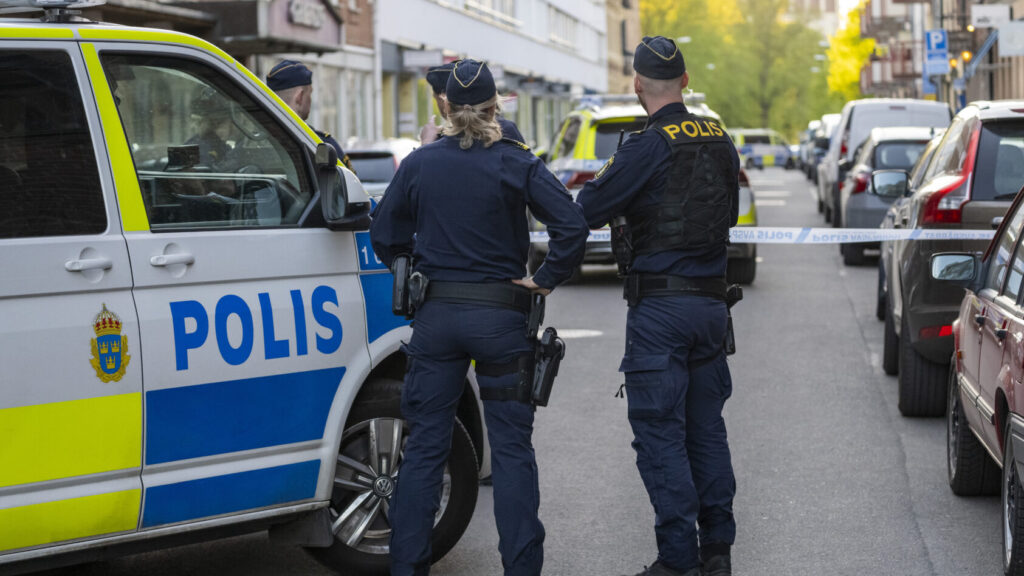 KRISTIANSTAD 2026-05-09
Polis på plats på Östra Storgatan i Kristianstad efter en knivskärning på lördagskvällen. Vid 20-tiden meddelade polisen att den knivskadade mannen avlidit av sina skador.
Foto: Johan Nilsson / TT / Kod 50090