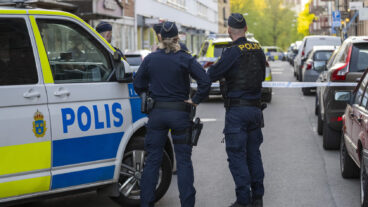 KRISTIANSTAD 2026-05-09  
Polis på plats på Östra Storgatan i Kristianstad efter en knivskärning på lördagskvällen. Vid 20-tiden meddelade polisen att den knivskadade mannen avlidit av sina skador.
Foto: Johan Nilsson / TT / Kod 50090