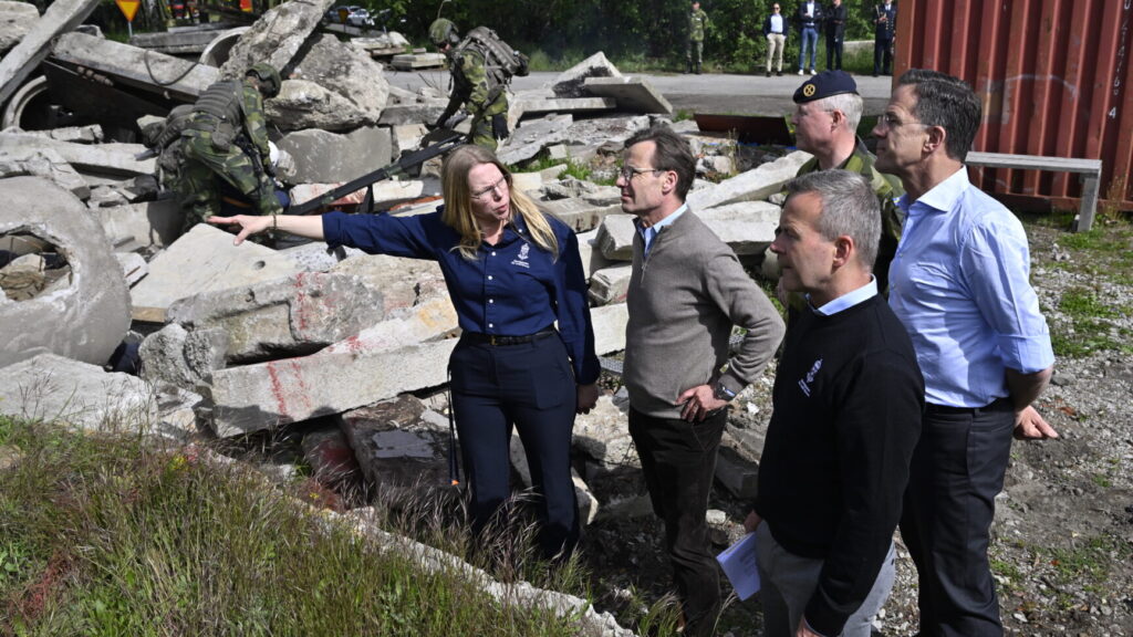 REVINGE, SVERIGE 20260521
Generallöjtnant Carl-Johan Edström, chef för Försvarsmaktens operationsledning, statsminister Ulf Kristersson (M), Natos generalsekreterare Mark Rutte och Mikael Frisell, generaldirektör för Myndigheten för civilt försvar (MCF) besökte på torsdagen Myndigheten för civilt försvar (MCF) i Revinge där de deltog i olika övningar där militärt och civilt försvar samverkar efter bomb och missilangrepp. Besöket hos MCF var en del av Nato-mötet i Helsingborg.
Foto: Johan Nilsson / TT / Kod 50090
