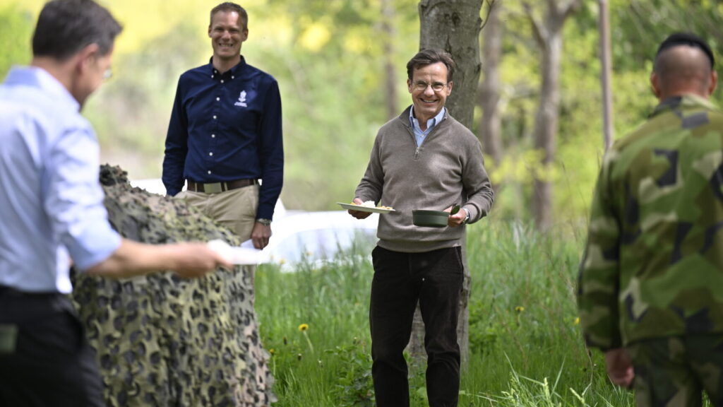 REVINGE, SVERIGE 20260521
Statsminister Ulf Kristersson (M) (M) och Natos generalsekreterare Mark Rutte serveras ärtsoppa och pannkakor under lunchen vid ett besök på Myndigheten för civilt försvar (MCF) i Revinge, där de deltog i olika övningar där militärt och civilt försvar samverkar efter bomb och missilangrepp. Besöket hos MCF var en del av NATO-mötet i Helsingborg.
Foto: Johan Nilsson / TT / Kod 50090