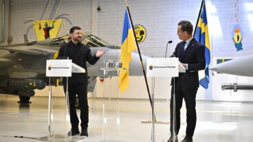 UPPSALA, SVERIGE 20260528
Ukrainas president Volodymyr Zelenskyj (tv) och Sveriges statsminister Ulf Kristersson håller en pressträff om flygsamarbete på Upplands flygflottilj F16 i Uppsala. Sverige skänker 16 Gripenplan till Ukraina. Dessutom ska Ukraina köpa upp till 20 plan av den nya Gripen E/F, enligt regeringen.
Foto: Christine Olsson / TT / Kod 10430