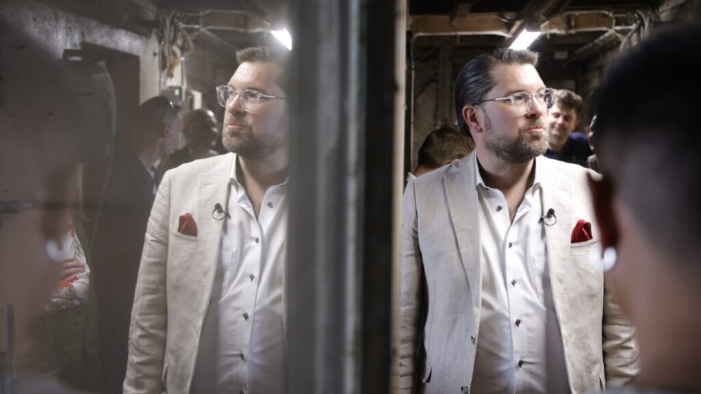 KLIPPAN, SVERIGE 20260529
Sverigedemokraternas partiledare Jimmie Åkesson (SD) träffar kor i samband med att han presenterar partiets nya landsbygdspolitiska program inför valet under en pressträff i Klippan på fredagen.
Foto: Adam Ihse / TT / Kod 9200