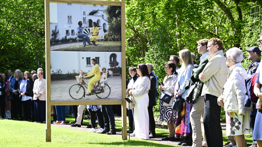BORGHOLM, SVERIGE 20260516
Kungafamiljens privata foton från Solliden när kungaparet inviger jubileumsutställningen i Stenpartiet i slottsparken på Sollidens Slott på Öland.
Bild 1: Kungaparet under en pratstund vid lekstugan, 1980. Foto: Charles Hammarsten/TT.
Bild 2: Drottning Silvia på cykeltur i parken med prins Carl Philip och kronprinsessan Victoria, 1980. Foto: Charles Hammarsten/TT.
Foto: Jonas Ekströmer / TT / Kod 10030