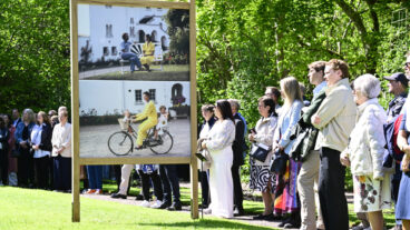 BORGHOLM, SVERIGE 20260516
Kungafamiljens privata foton från Solliden när kungaparet inviger jubileumsutställningen i Stenpartiet i slottsparken på Sollidens Slott på Öland.
Bild 1: Kungaparet under en pratstund vid lekstugan, 1980. Foto: Charles Hammarsten/TT.
Bild 2: Drottning Silvia på cykeltur i parken med prins Carl Philip och kronprinsessan Victoria, 1980. Foto: Charles Hammarsten/TT.
Foto: Jonas Ekströmer / TT / Kod 10030