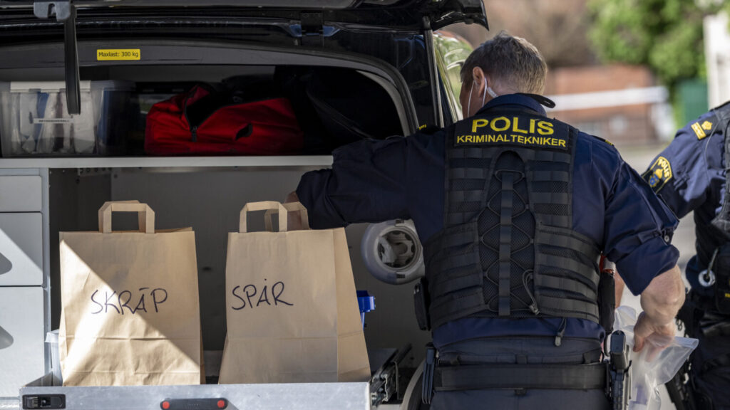 LANDSKRONA
2026-05-19
Påsar för skräp och spår när kriminaltekniker arbetar innanför polisens avspärrningar på Tranegatan i Landskrona på tisdagsförmiddagen efter larm om en explosion vid ett flerfamiljshus.
Foto: Johan Nilsson / TT / Kod 50090