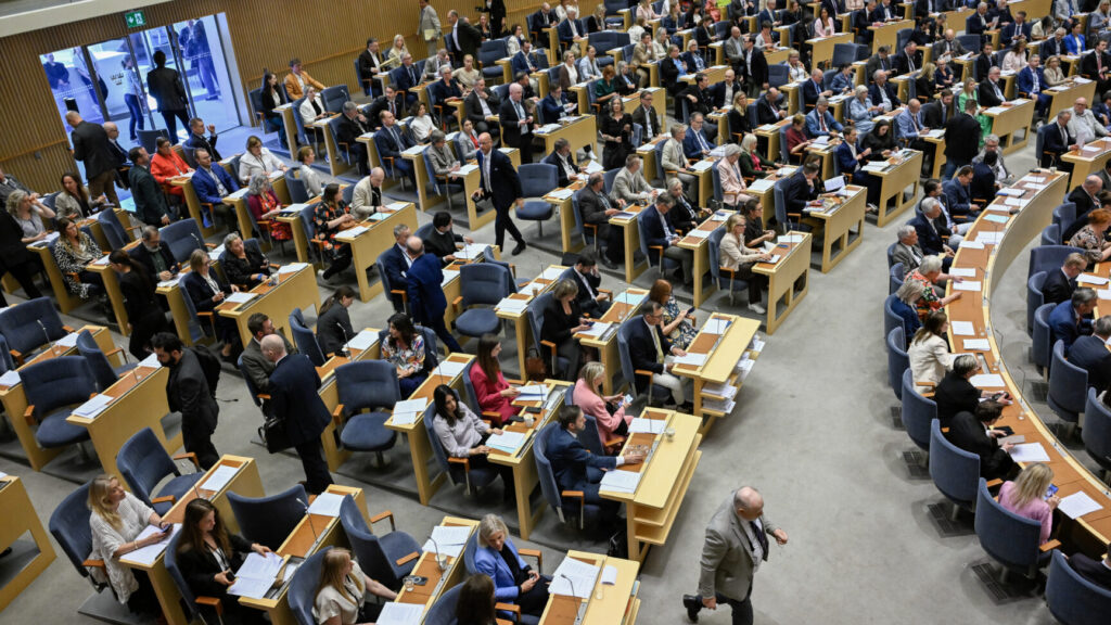 STOCKHOLM, SVERIGE 20260520
Riksdagsledamöter lämnar en fullsatt plenisal efter omröstning i riksdagen.
Foto: Henrik Montgomery / TT / Kod 10060