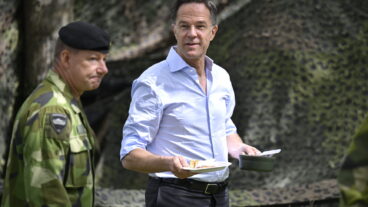 REVINGE, SVERIGE 20260521
Natos generalsekreterare Mark Rutte serveras ärtsoppa och pannkakor under lunchen vid ett besök på Myndigheten för civilt försvar (MCF) i Revinge, där han deltog i olika övningar där militärt och civilt försvar samverkar efter bomb och missilangrepp. Besöket hos MCF var en del av NATO-mötet i Helsingborg.
Foto: Johan Nilsson / TT / Kod 50090