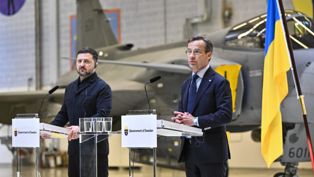 UPPSALA, SVERIGE 20260528
Ukrainas president Volodymyr Zelenskyj (tv) och Sveriges statsminister Ulf Kristersson håller en pressträff om flygsamarbete på Upplands flygflottilj F16 i Uppsala. Sverige skänker 16 Gripenplan till Ukraina. Dessutom ska Ukraina köpa upp till 20 plan av den nya Gripen E/F, enligt regeringen.
Foto: Christine Olsson / TT / Kod 10430