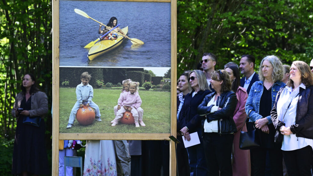 BORGHOLM, SVERIGE 20260516
Kungafamiljens privata foton från Solliden när kungaparet inviger jubileumsutställningen i Stenpartiet i slottsparken på Sollidens Slott på Öland.
Bild 1: Drottning Silvia och Kronprinsessan Victoria paddlar kajak, 1980. Foto: Charles Hammarsten/TT
Bild 2: Prins Carl Philip, kronprinsessan Victoria och prinsessan Madeleine leker i Engelska parken, 1985. Foto: Sjöbergarkivet.
Foto: Jonas Ekströmer / TT / Kod 10030
