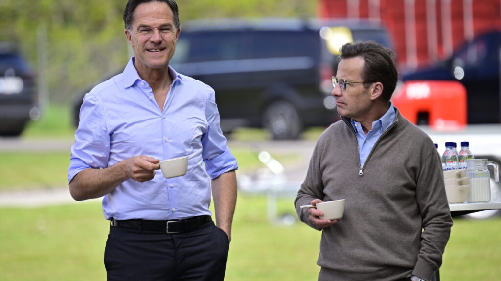 REVINGE, SVERIGE 20260521
Statsminister Ulf Kristersson (M) och Natos generalsekreterare Mark Rutte besökte på torsdagen Myndigheten för civilt försvar (MCF) i Revinge där de deltog i olika övningar där militärt och civilt försvar samverkar efter bomb och missilangrepp. Besöket hos MCF var en del av Nato-mötet i Helsingborg.
Foto: Johan Nilsson / TT / Kod 50090