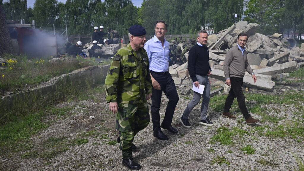REVINGE, SVERIGE 20260521
Generallöjtnant Carl-Johan Edström, chef för Försvarsmaktens operationsledning, NATO:s generalsekreterare Mark Rutte, Mikael Frisell, generaldirektör för Myndigheten för civilt försvar och statsminister Ulf Kristersson besökte på torsdagen Myndigheten för Civilt försvar i Revinge där de deltog i olika övningar där militärt och civilt försvar samverkar efter bomb och missilangrepp. Besöket hos MCF var en del av NATO-mötet i Helsingborg.
Foto: Johan Nilsson / TT / Kod 50090