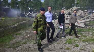 REVINGE, SVERIGE 20260521
Generallöjtnant Carl-Johan Edström, chef för Försvarsmaktens operationsledning, NATO:s generalsekreterare Mark Rutte, Mikael Frisell, generaldirektör för Myndigheten för civilt försvar och statsminister Ulf Kristersson besökte på torsdagen Myndigheten för Civilt försvar i Revinge där de deltog i olika övningar där militärt och civilt försvar samverkar efter bomb och missilangrepp. Besöket hos MCF var en del av NATO-mötet i Helsingborg.
Foto: Johan Nilsson / TT / Kod 50090
