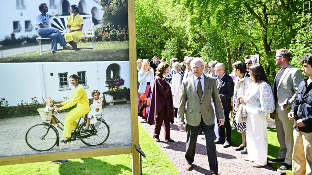 BORGHOLM, SVERIGE 20260516
Kung Carl Gustaf och drottning Silvia när kungaparet inviger jubileumsutställningen, med en samling av kungafamiljens privata foton från Solliden, i Stenpartiet i slottsparken på Sollidens Slott på Öland.
Bild 1: Kungaparet under en pratstund vid lekstugan, 1980. Foto: Charles Hammarsten/TT.
Bild 2: Drottning Silvia på cykeltur i parken med prins Carl Philip och kronprinsessan Victoria, 1980. Foto: Charles Hammarsten/TT.
Foto: Jonas Ekströmer / TT / Kod 10030