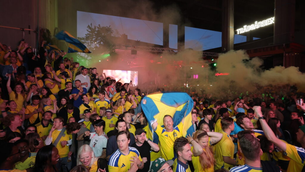 STOCKHOLM, SVERIGE 20260626
Fotbollssupportrar samlade på Trädgården för att följa Sveriges gruppspelsmatch mot Japan i fotbolls-VM.
Foto: Pär Bäckström/TT / TT / Kod 11900