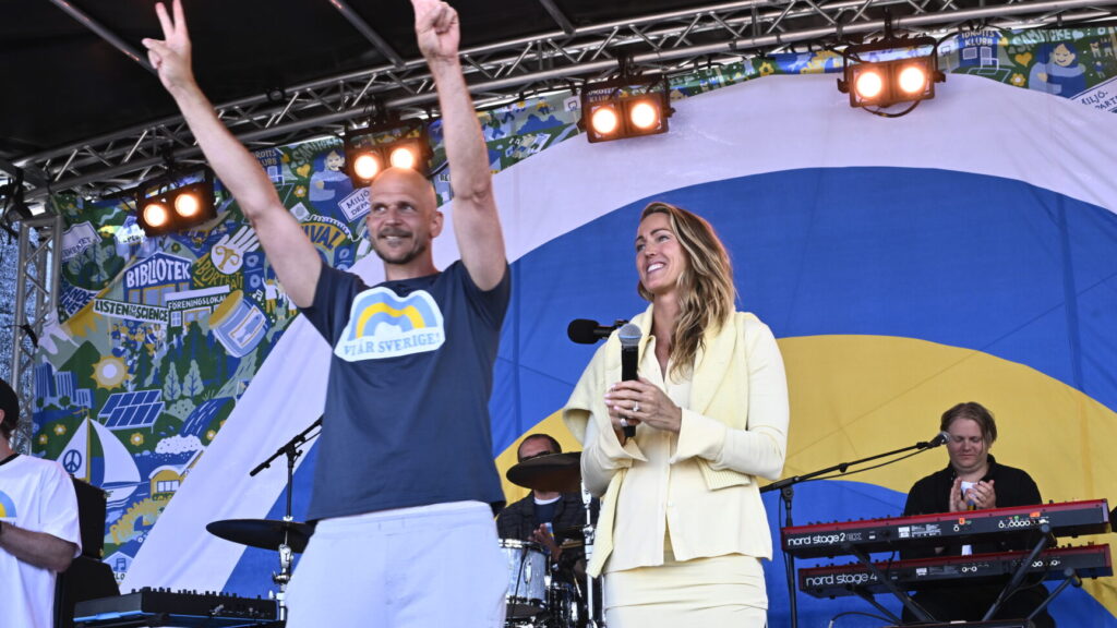 VISBY, SVERIGE 20260624
Gustaf Skarsgård och Therese Alshammar talar under konserten i Visby hamn som en del av det nationella uppropet "Vi är Sverige". Bakom initiativet står bland andra artisterna Thomas Stenström, Cherrie, Erik Lundin och Melissa Horn tillsammans med Greenpeace och LiveGreen.
Foto: Henrik Montgomery / TT / Kod 10060