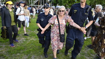 VISBY, SVERIGE 20260625
Polis för bort personer som protesterar när Socialdemokraternas partiledare Magdalena Andersson (S) börjar sitt tal under Almedalsveckan.
Foto: Anders Wiklund / TT / Kod 10040