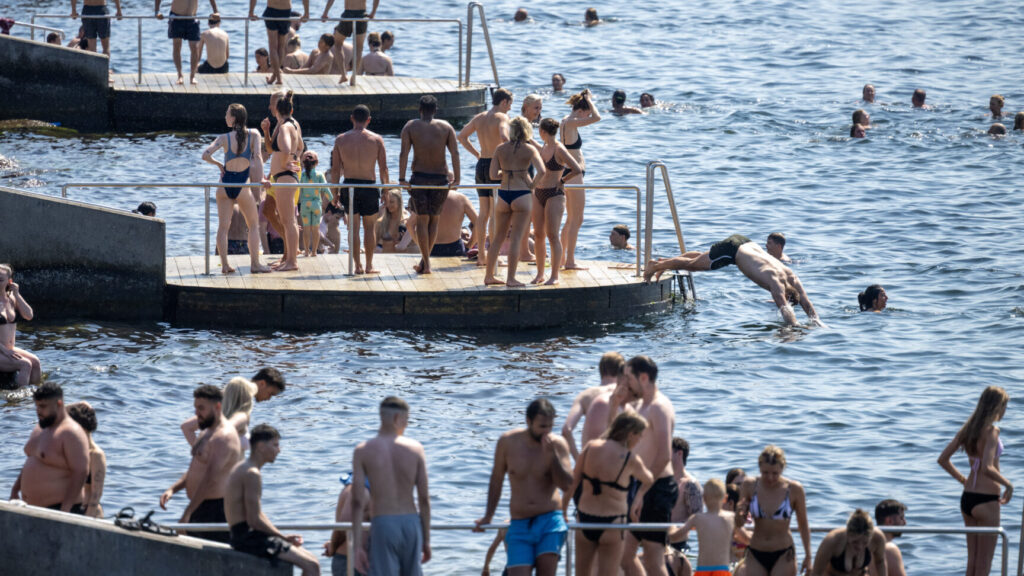 MALMÖ 2026-06-27
Svalkande dopp i Öresund vid bryggorna på Sundspromenaden i Malmö på lördagen när temperaturen närmade sig 35-gradersstrecket (preliminärt 34,8 grader vid 14-tiden). Det tidigare temperaturrekordet i Malmö har därmed slagits.
Foto: Johan Nilsson / TT / Kod 50090