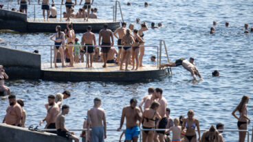 MALMÖ 2026-06-27 
Svalkande dopp i Öresund vid bryggorna på Sundspromenaden i Malmö på lördagen när temperaturen närmade sig 35-gradersstrecket (preliminärt 34,8 grader vid 14-tiden). Det tidigare temperaturrekordet i Malmö har därmed slagits. 
Foto: Johan Nilsson / TT / Kod 50090