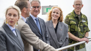 TRELLEBORG 2026-06-15 
Malin Collin, vd Trelleborgs Hamn AB, Andreas Carlson, infrastruktur- och bostadsminister, Roberto Maiorana, generaldirektör Trafikverket, Elisabeth Lönne, Chief Commercial Officer Stena Line, och Johan Elofsson, brigadgeneral Försvarsmakten, vid måndagens pressträff och kontraktsignering på Waterfront i hamnen i Trelleborg gällande det nya avtalet för tågfärjetrafik mellan Sverige och Tyskland. 
Foto: Johan Nilsson / TT / Kod 50090