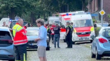 الشرطة في مكان الحادث
 (NWM-TV via AP) 