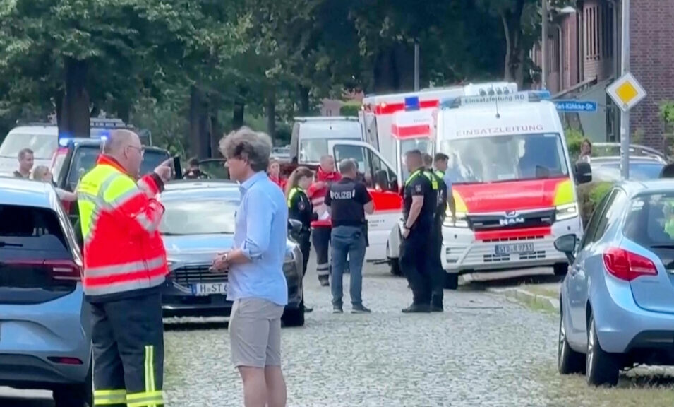 الشرطة في مكان الحادث
(NWM-TV via AP)