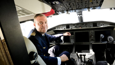 UPPSALA 20260601
Olof Stenbergh, chef för 75:e statsflygskvadronen, när de två nya statsflygen Transportflyg 106 överlämnades till flygvapnet vid en ceremoni på Uppsala garnison på måndagen. De nya statsflygplanen, Bombardier Global 6500, kommer främst att nyttjas av regeringen, försvaret och kungahuset. Flygplanen kommer opereras av 75:e statsflygsskvadronen som tillhör F 7 men är placerade på Arlanda flygplats. 
Foto: Jonas Ekströmer / TT / Kod 10030