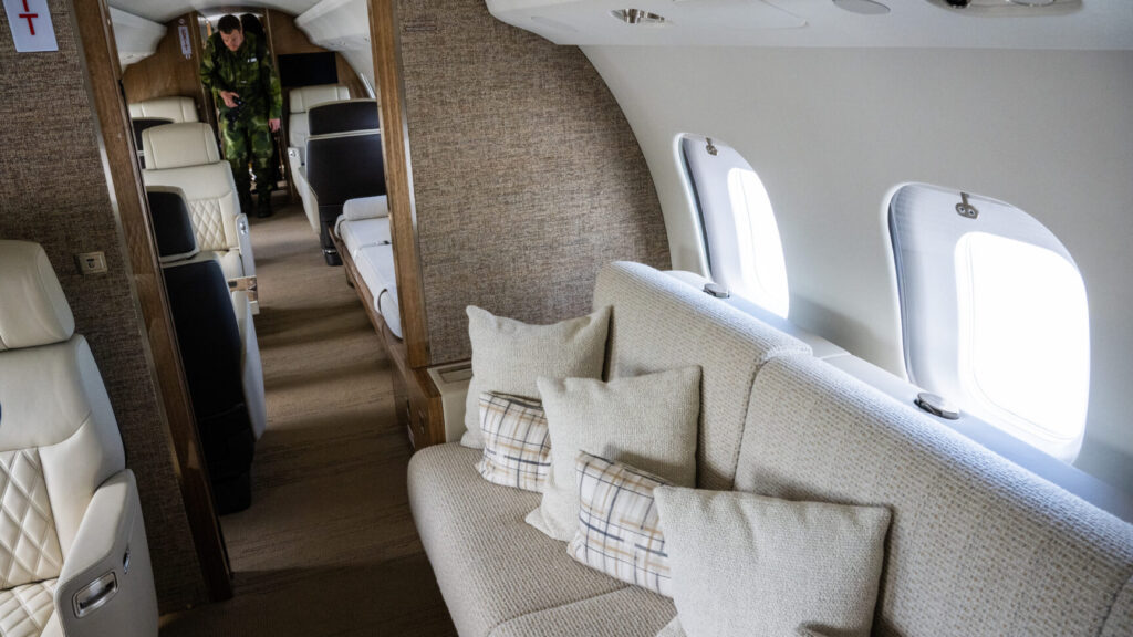 UPPSALA 20260601
Under måndagen överlämnades de två nya statsflygen Transportflyg 106 till flygvapnet vid en ceremoni på Uppsala garnison. De nya statsflygplanen, Bombardier Global 6500, kommer främst att nyttjas av regeringen, försvaret och kungahuset. Flygplanen kommer opereras av 75:e statsflygsskvadronen som tillhör F 7 men är placerade på Arlanda flygplats.
Foto: Jonas Ekströmer / TT / Kod 10030