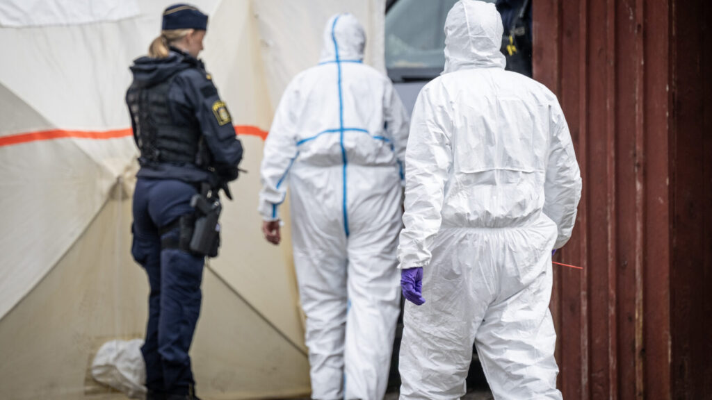 ALVESTA 2026-06-13
Polis och kriminaltekniker på plats vid ett bostadshus utanför Alvesta efter ett misstänkt grovt våldsbrott på lördagen. Två skadade personer har enligt polisens hemsida förts till sjukhus.
Foto: Johan Nilsson / TT / Kod 50090