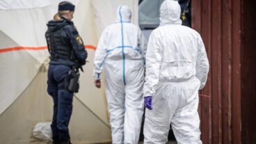 ALVESTA 2026-06-13 
Polis och kriminaltekniker på plats vid ett bostadshus utanför Alvesta efter ett misstänkt grovt våldsbrott på lördagen. Två skadade personer har enligt polisens hemsida förts till sjukhus. 
Foto: Johan Nilsson / TT / Kod 50090