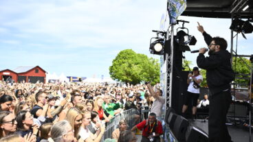 VISBY, SVERIGE 20260624
Simon Superti under konserten i Visby hamn som en del av det nationella uppropet "Vi är Sverige". Bakom initiativet står bland andra artisterna Thomas Stenström, Cherrie, Erik Lundin och Melissa Horn tillsammans med Greenpeace och LiveGreen.
Foto: Henrik Montgomery / TT / Kod 10060