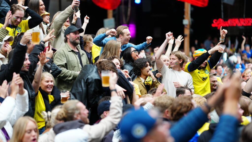 STOCKHOLM, SVERIGE 20260615
Fotbolls-supportrar på plats för att se Sveriges premiärmatch i fotbolls-VM mot Tunisien på storbilds-tv när nattklubben Trädgården har nattöppet till 06 på måndagsmorgonen.
Foto: Magnus Lejhall / TT / Kod 10500