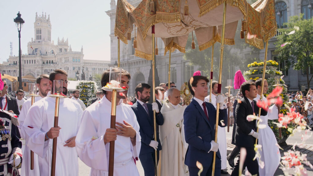 Pope Leo XIV takes part in a procession marking the Catholic feast of Corpus Christi at Plaza de Cibeles in Madrid, Spain, Sunday, June 7, 2026, on the second day of his seven-day apostolic visit to mainland Spain and the Canary Islands. (AP Photo/Andrea Comas) EM185