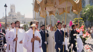 Pope Leo XIV takes part in a procession marking the Catholic feast of Corpus Christi at Plaza de Cibeles in Madrid, Spain, Sunday, June 7, 2026, on the second day of his seven-day apostolic visit to mainland Spain and the Canary Islands. (AP Photo/Andrea Comas) EM185