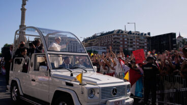 Pope Leo XIV arrives in the popemobile at Plaza de Cibeles to preside over a Mass marking the Catholic feast of Corpus Christi at Plaza de Cibeles in Madrid, Spain, Sunday, June 7, 2026, on the second day of his seven-day apostolic visit to mainland Spain and the Canary Islands. (AP Photo/Andrea Comas) EM178