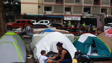 People camp on a street three days after twin earthquakes struck Caracas, Venezuela, Saturday, June 27, 2026. (AP Photo/Javier Campos)  XRM739