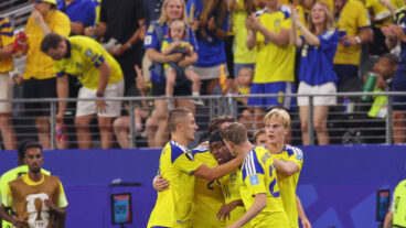 Sweden's Anthony Elanga, centre, is congratulated by teammates after scoring his teams first goal during the World Cup Group F soccer match between Japan and Sweden in Arlington, Texas, near Dallas, Thursday, June 25, 2026. (AP Photo/Sam Hodde)  WCMB171