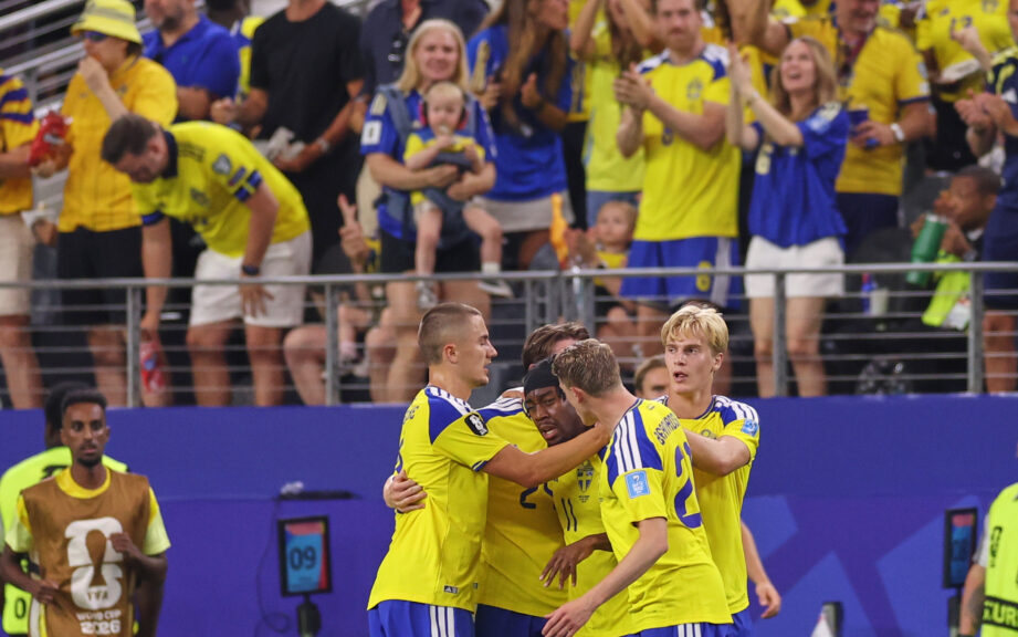 Sweden's Anthony Elanga, centre, is congratulated by teammates after scoring his teams first goal during the World Cup Group F soccer match between Japan and Sweden in Arlington, Texas, near Dallas, Thursday, June 25, 2026. (AP Photo/Sam Hodde) WCMB171