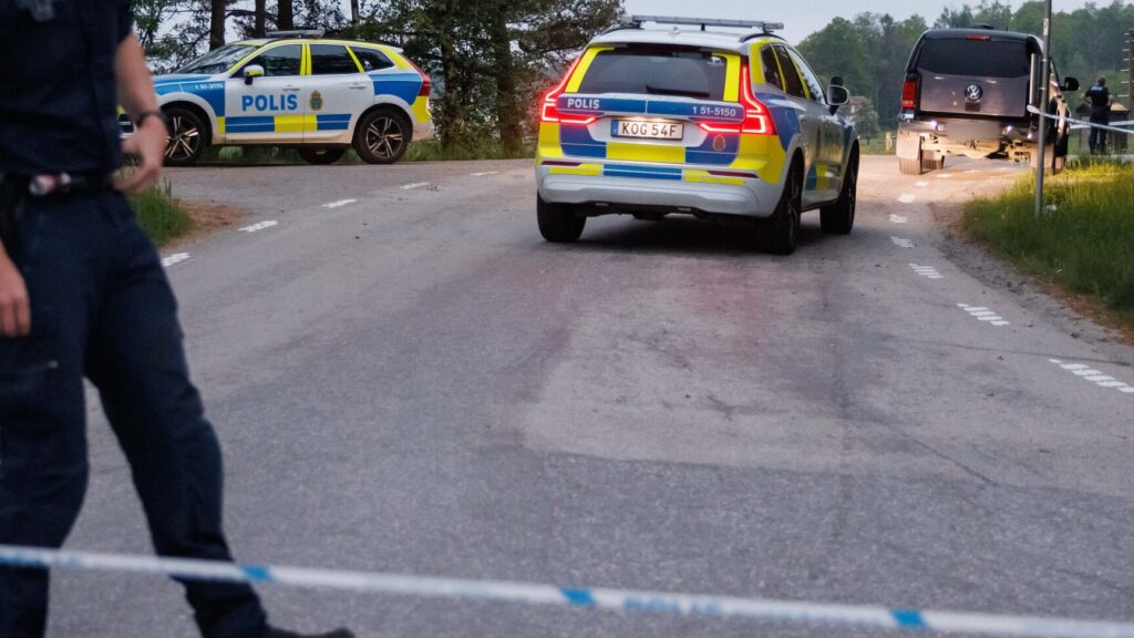 KUNGÄLV, SVERIGE 20260531
Polis och räddningstjänst på plats i Kungälv. Två personer har förts till sjukhus med oklara skador efter ett grovt våldsbrott, uppger polisen för TT. En man har gripits en bit från brottsplatsen.
Foto: Linus Olsson / TT / Kod 200