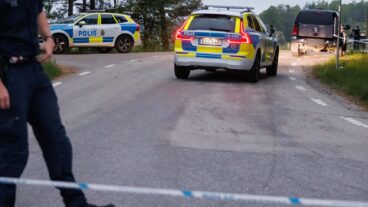 KUNGÄLV, SVERIGE 20260531
Polis och räddningstjänst på plats i Kungälv. Två personer har förts till sjukhus med oklara skador efter ett grovt våldsbrott, uppger polisen för TT. En man har gripits en bit från brottsplatsen.
Foto: Linus Olsson / TT / Kod 200
